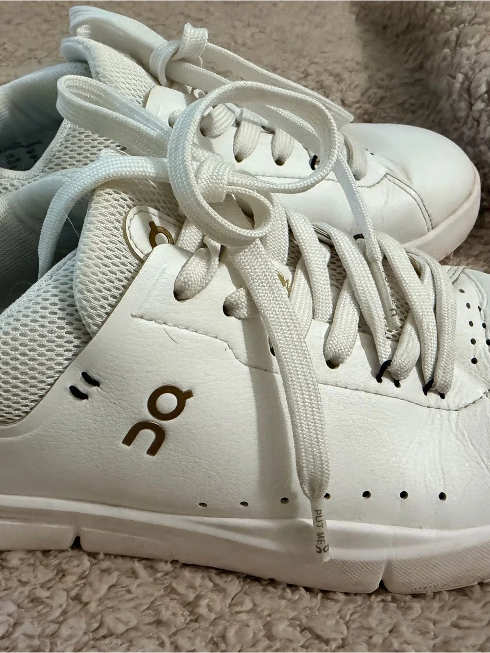 On The Roger Women’s Sneakers – Size 7